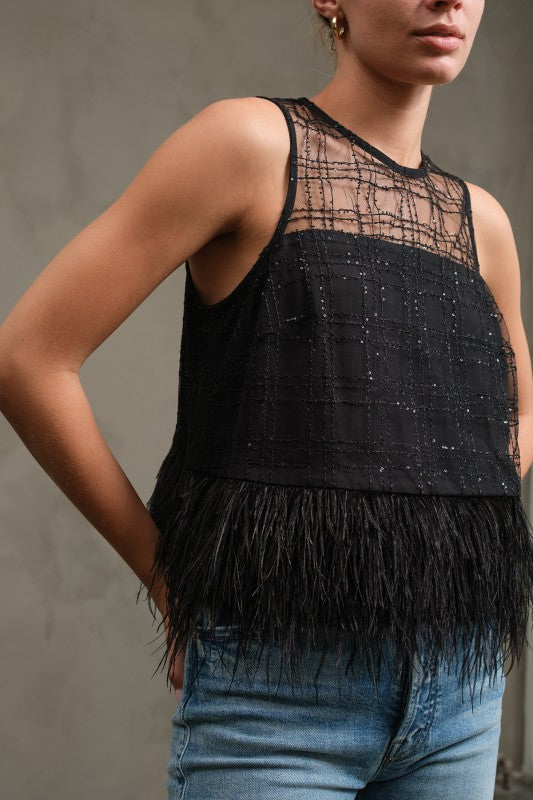 Top con cuadrícula de plumas y destellos