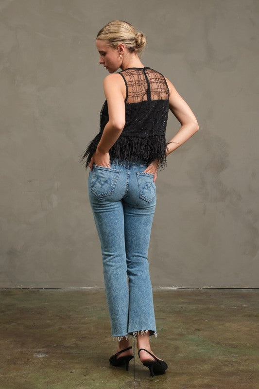 Top con cuadrícula de plumas y destellos