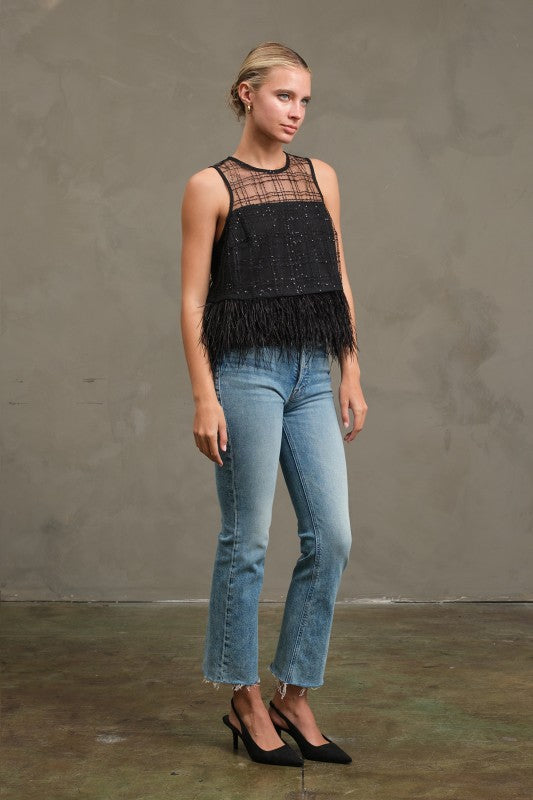 Top con cuadrícula de plumas y destellos