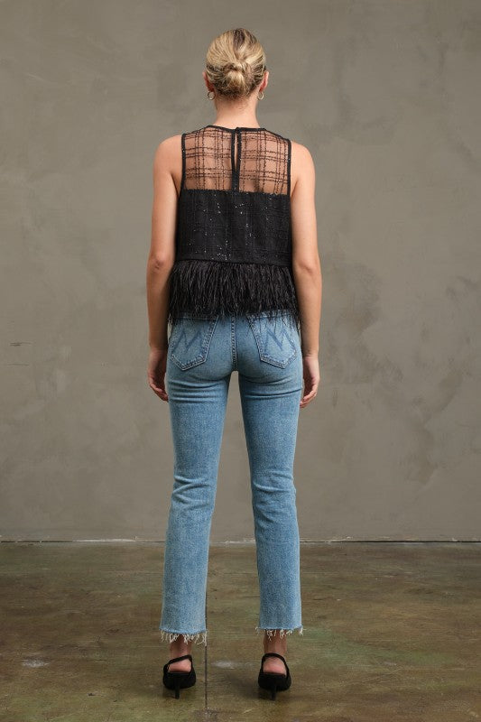 Top con cuadrícula de plumas y destellos