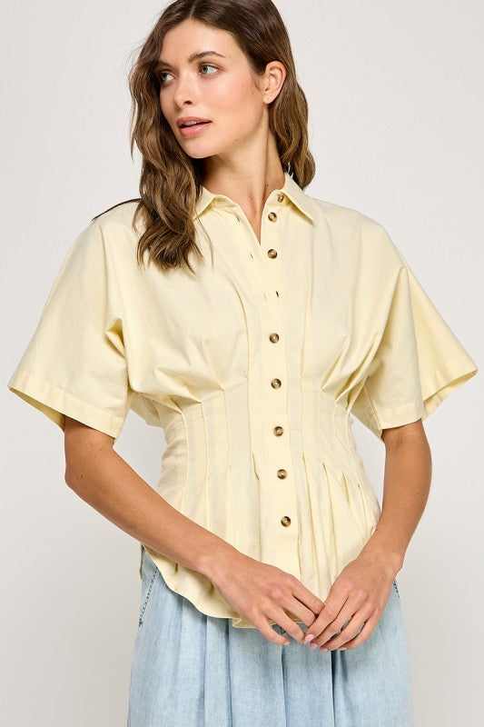 Camisa abotonada con pliegues color mantequilla