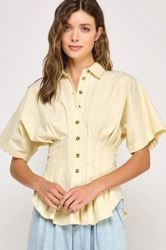 Camisa abotonada con pliegues color mantequilla
