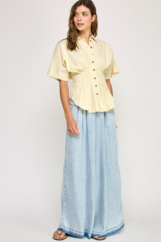 Camisa abotonada con pliegues color mantequilla